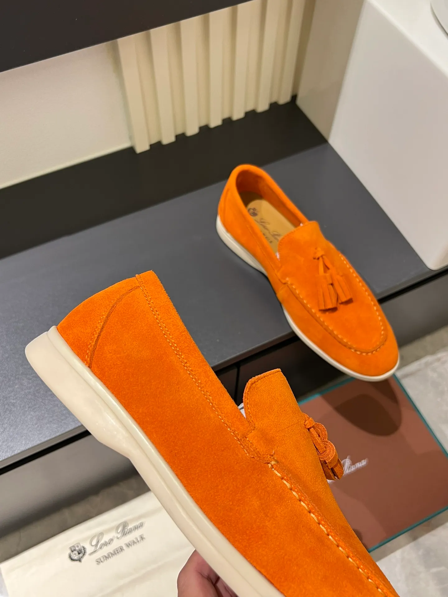 Men's shoes 💰p360 "Loro men's shoes 💰pian'*" Classic L men's shoes for couples 💰p Top version British flat loafers, a must-have item in old money style, the minimalist design is eye-catching and durable, a plus point for dressing The soft foot feel and texture are outstanding. They don’t scratch your feet and are very nice. They are matched with soft and waxy soles. They can be worn daily for a long time without getting tired. They are easy to wear, versatile and classic items, with perfect foot feel and texture! Imported cashmere fabric, the lining is made of imported A-grade water-dyed cow lining, the top version of the genuine leather midsole is sewn with pure handmade mark thread! Size: Female 35-40 (34. Customized) Male 38-44 (45.46. Customized)